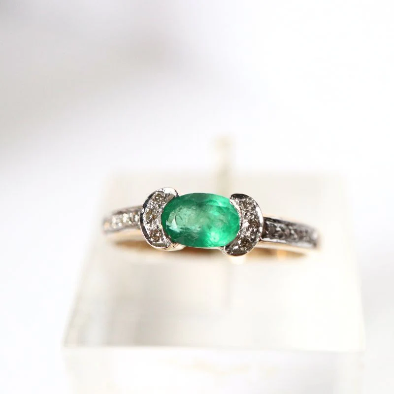 9ct Gold Oval Emerald Ring with Diamonds - Image 2