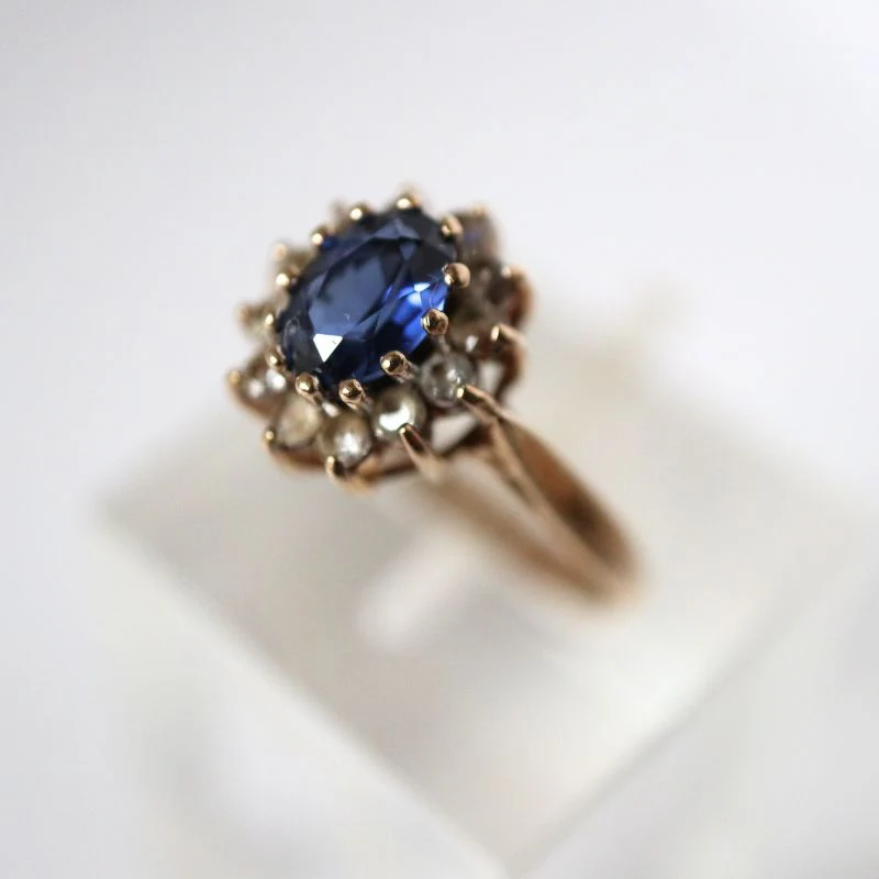 9ct Gold Kanchanaburi Sapphire & Diamond Oval Cluster Ring - Image 3