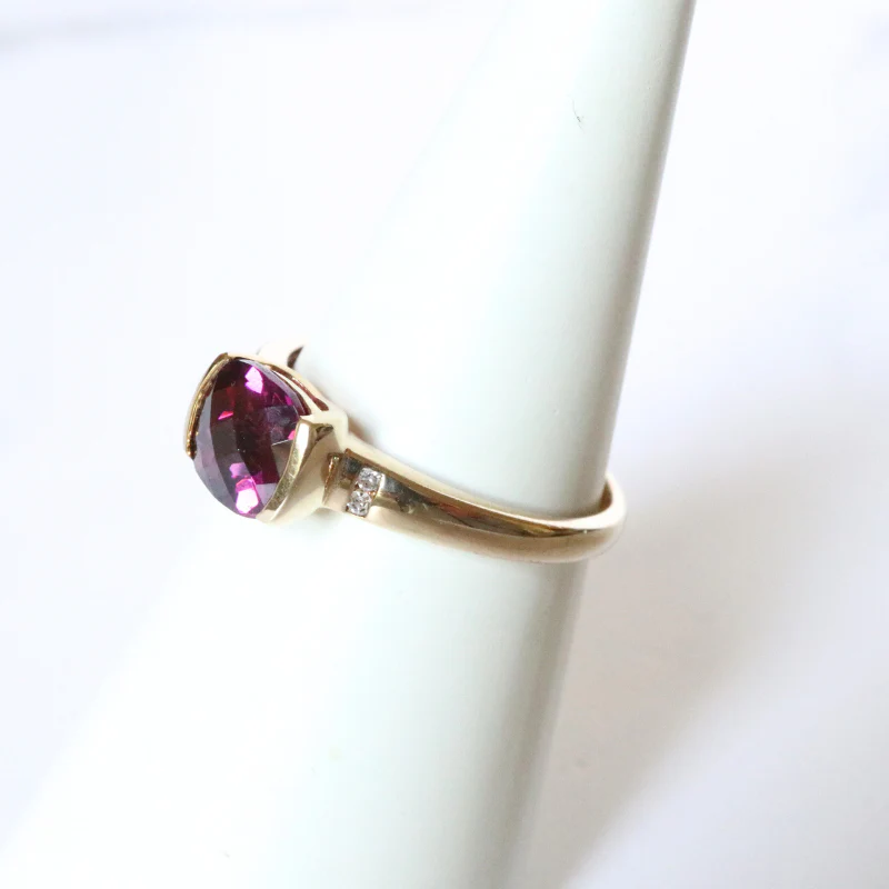 9ct Gold Ring with Rhodalite Garnet and Diamond - Image 3